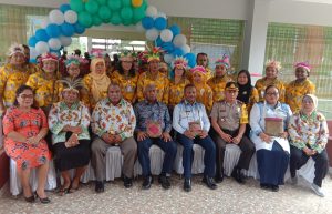 Foto Berasama Gubernur Drs.Dominggus Mandacan seusai menandatangani prasasti Gedung WCC Sisar Matiti di Bintuni (21/7)