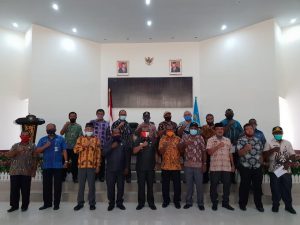 Foto bersama seusai penandatanganan deklarasi.