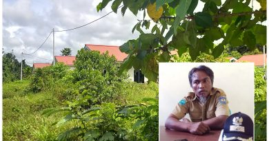 Rumah bantuan Pemerintah Provinsi Papua Barat di Kampung Korano Jaya kini dipenuhi rumput dan pepohonan. Gambar yang diambil pada Senin (11/01/2021) menunjukkan kondisi rumah yang tidak terawat. Terlihat juga dalam gambar Kepala Kampung, Simon Dekarto. Foto ini diambil oleh Mediaprorakyat.com.