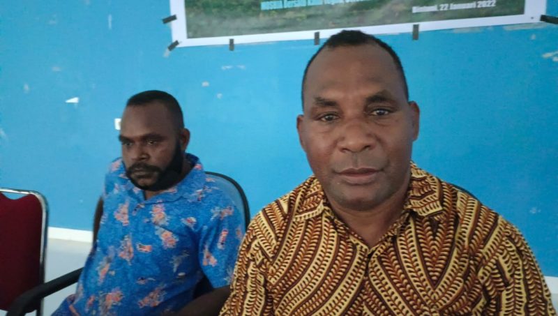 Kadistrik Mosuja Marius Orocomna (Batik Coklat) dan Tokoh Pemuda Mosuja Ruben Frasa 