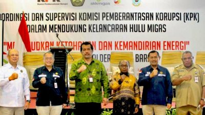 Keterangan foto dari kiri: Irjen Kementerian ESDM-Direktorat wilayah V Bpk Joko Suharyadi, Deputi Pengawas Internal SKK Migas Bpk Murdo Gantoro, Kepala Satuan Tugas Korsup Pencegahan Direktorat Wilayah V KPK RI Bpk Dian Patria, Sekda Provinsi Papua Barat Bpk Nataniel Mandacan, Kepala Perwakilan SKK Migas Wilayah Pamalu Bpk Subagyo, Wakil Bupati Teluk Bintuni Bpk Matret Kokop, SH.
