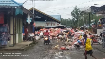 Gambar sampah yang menumpuk dan berserakan di pasar sentral Bintuni, Minggu (17/7/2022)