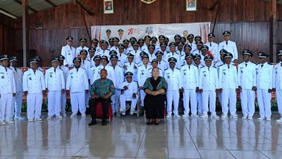 Bupati Teluk Bintuni didampingi Ibu foto bersama 57 Kepala Kampung di Kabupaten Manokwari Selatan, Senin (15/8/2022)