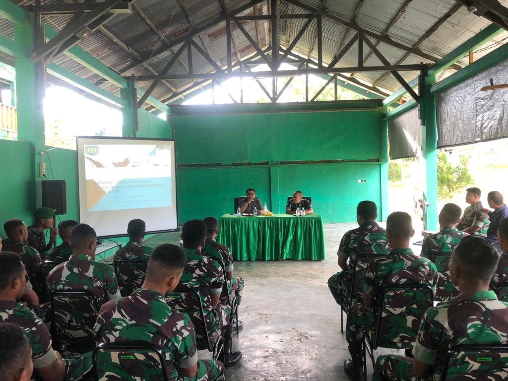 Seusai Memberikan Penyuluhan Kesbangpol Terima Penghargaan Dari Brigif 26/GP