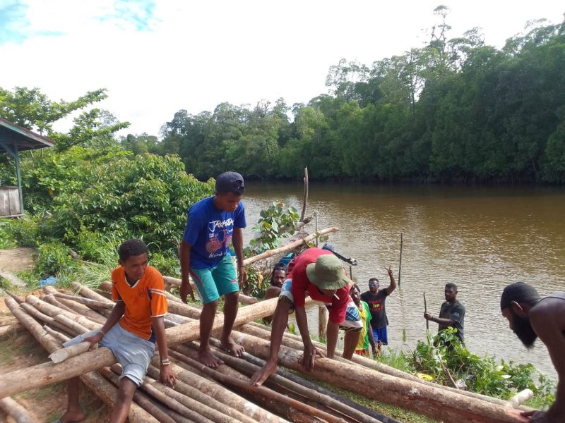 Warga Masyarakat Kampung Saengga ,Distrik Sumuri, Kabupaten Teluk Bintuni gotong royong membuat jembatan penyeberangan ke Kampung Tanah Merah. (istimewa)