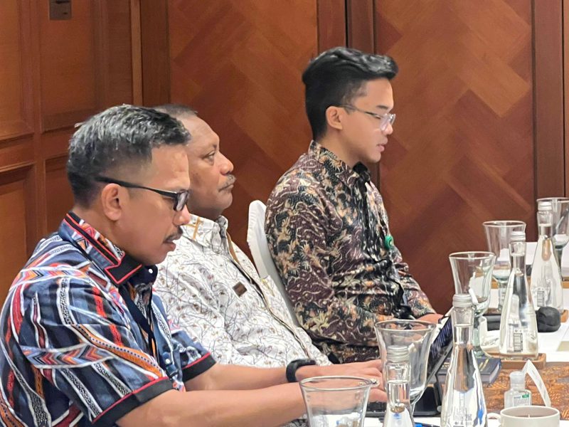Bupati Teluk Bintuni Ir.Petrus Kasihiw,MT didampingi Kepala Bappedalitbangda  Kabupaten Teluk Bintuni Dr.Drs. Alimudin Baedu,MM menghadiri rapat bersama TIAP