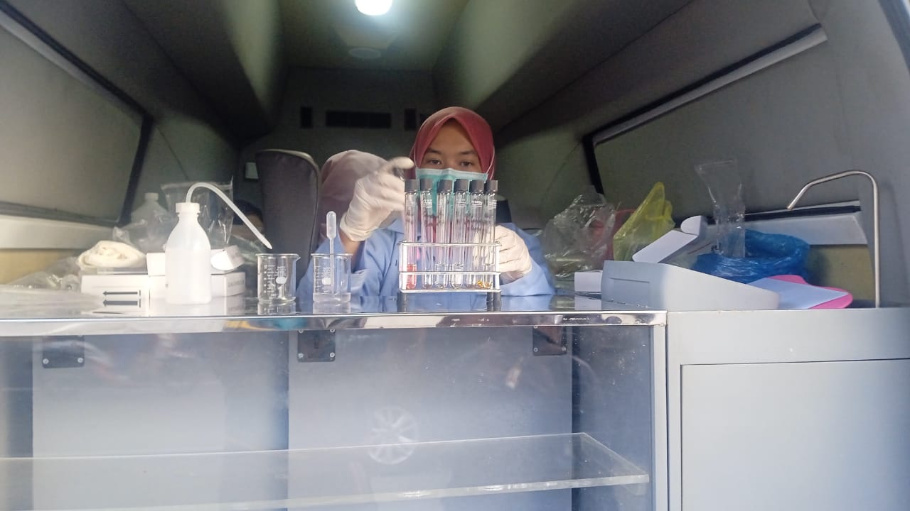 Petugas BPOM PABAR saat melakukan pengujian Sampling sampel 109 makanan yang dijual di pinggir jalan , Jumat(24/3/2023