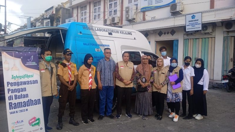 Kepala BPOM perwakilan Papua Barat, Mustofa Anwari foto bersama dengan petugas BPOM.