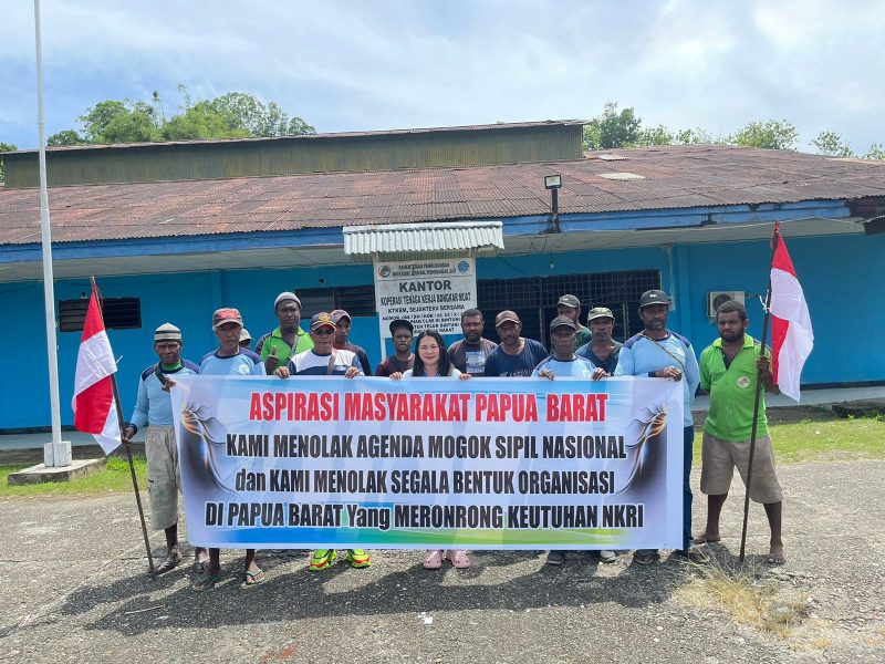 Ketua TKBM pelabuhan kelas II Bintuni bersama karyawan melakukan deklarasi jaga sitkamtibmas di areal pelabuhan Bintuni.
