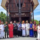 Wakil Bupati foto bersama dengan Pengurus IKT Kabupaten Teluk Bintuni, Kapolres dan Anggota DPRD Kabupaten Teluk Bintuni ERwin Beddu Nawawi.