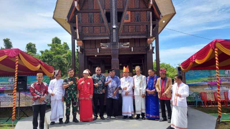 Wakil Bupati foto bersama dengan Pengurus IKT Kabupaten Teluk Bintuni, Kapolres dan Anggota DPRD Kabupaten Teluk Bintuni ERwin Beddu Nawawi.
