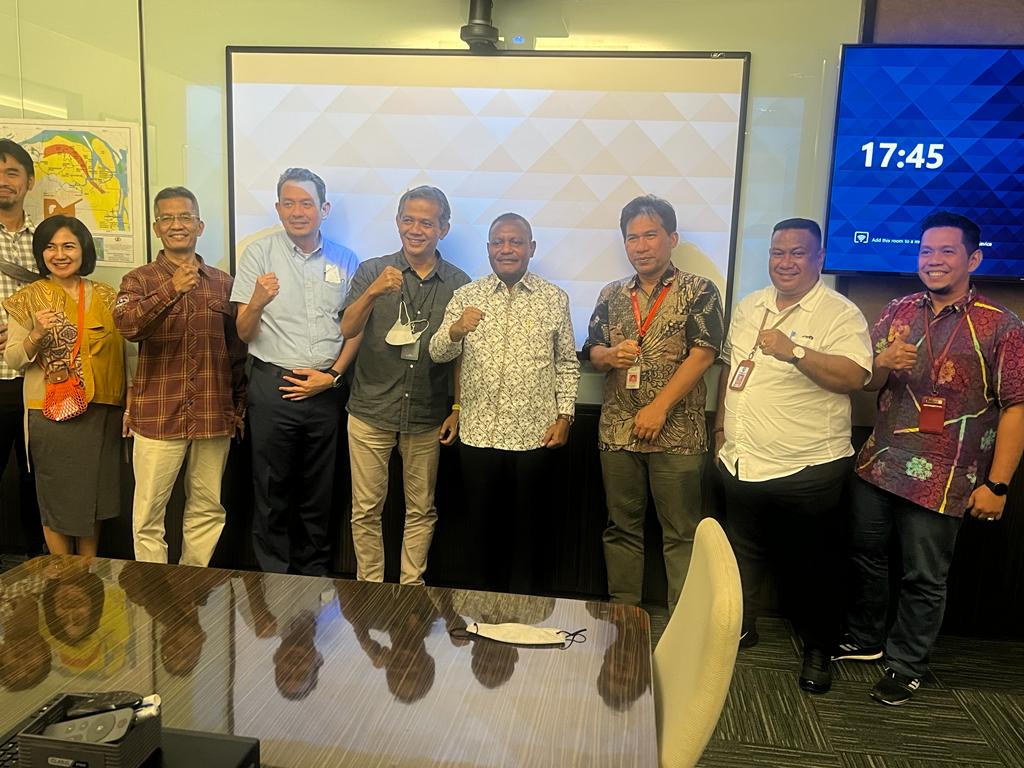 Bupati Teluk Bintuni didampingi Dominggus Pattikawa melakukan pertemuan dengan pihak General Manager Genting Oil. di Jakarta. Rabu (29/3/2023)