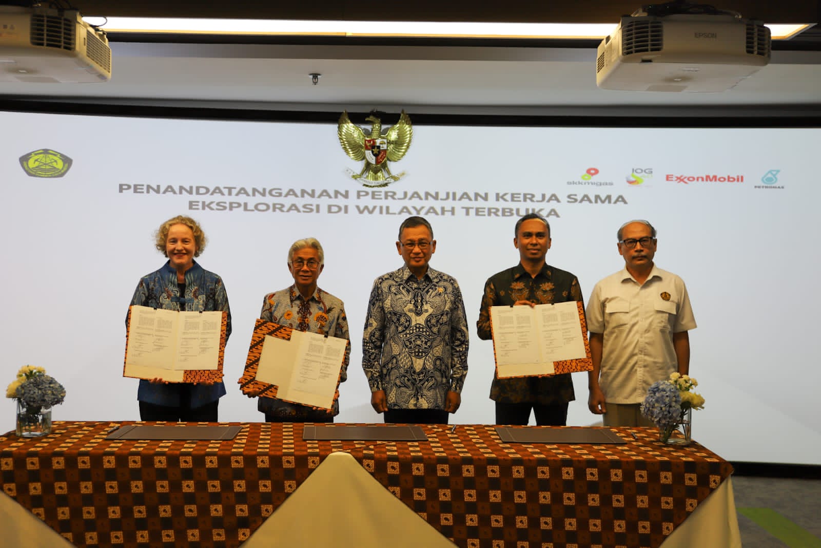 SKK Migas dan ExxonMobil Indonesia Tandatangani Perjanjian Kerjasama Kegiatan Eksplorasi di Area Terbuka Indonesia.