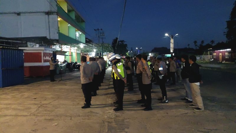 Kabag Ops Polres Teluk Bintuni Kompol. Ruben Obed Kbarek,SIK apel pengamanan Ramadhan di ikuti oleh personil dari berbagai satuan yang ada di Polres Teluk Bintuni. 