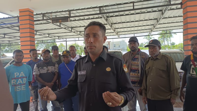 Sekretaris KPU Teluk Bintuni Said Musaad saat diwawancarai wartawan dihadapan anggota PPD . Rabu (29/3/2023)