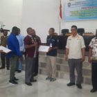 Bupati Teluk Bintuni Ir.Petrus Kasihiw,MT serahkan DPA secara simbolis kepada pimpinan OPD dilingkup Pemkab Teluk Bintuni. (03/03)