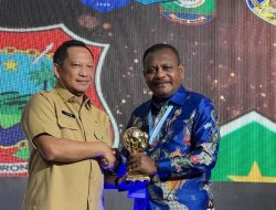 Pemda Teluk Bintuni Terima Penghargaan UHC Award 2023 Di Jakarta