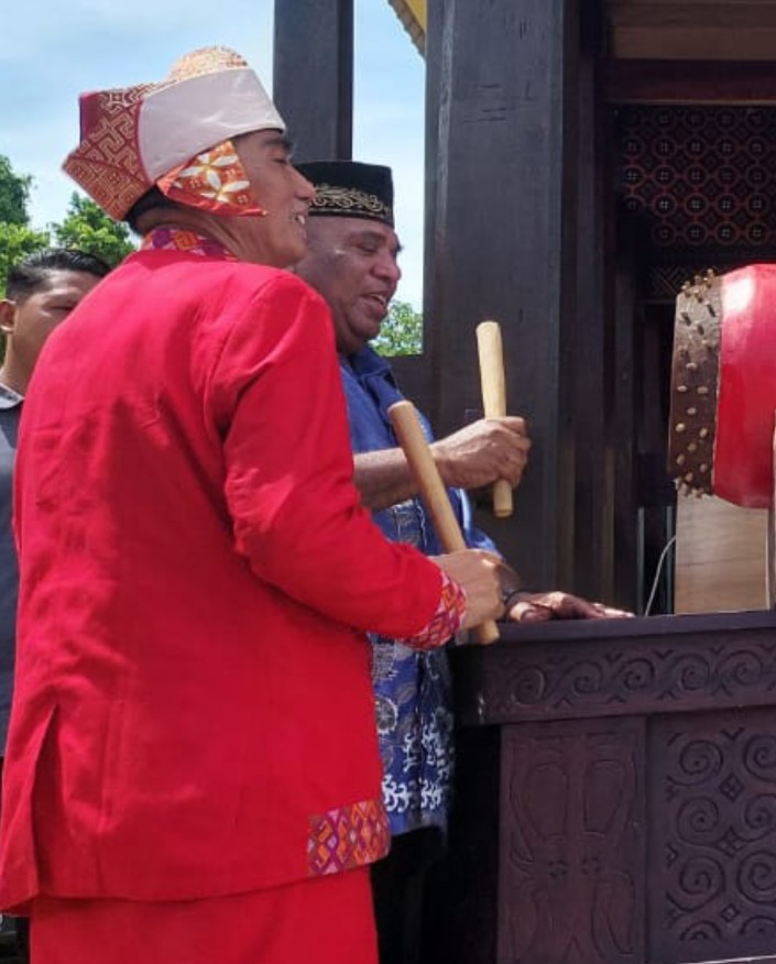 Wakil Bupati Teluk Bintuni, Matret Kokop,SH bersama Ketua IKT Kabupaten Teluk Bintuni drg. Ferdinan Mangalik secara resmi membuka Musda Ke-III IKT Kabupaten Teluk Bintuni, Sabtu (25/3/2023)