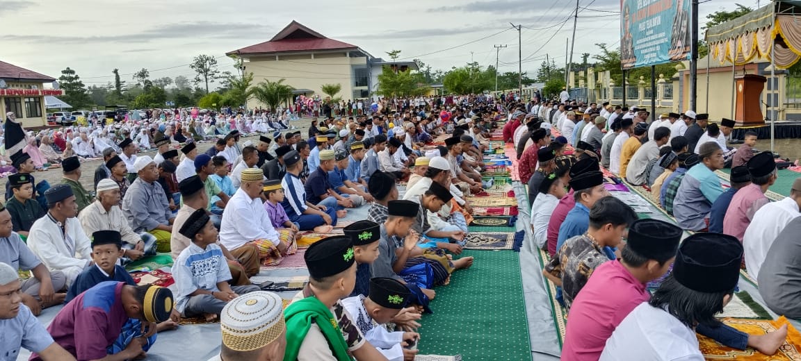 Wakil Bupati Teluk Bintuni Matret Kokop bersama warga masyarakat dari wilayah Distrik Manimeri mengikuti Sholat Idul Fitri di halaman Mapolres Teluk Bintuni. 