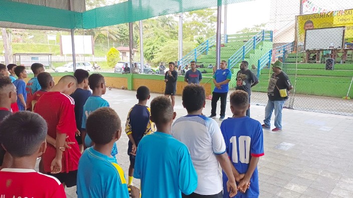 Tampak di depan Ketua Asosiasi Futsal Kabupaten Teluk Bintuni, Ronal Isir ( Kaos Biru) didampingi oleh Sekretaris Asosiasi Futsal Kabupaten Teluk Bintuni Jefri Orocoman dan pengurus, penyampaian sepatah dua kata kepada peserta seleksi Futsal dari pelbagai tim Futsal yang ada di Kota Bintuni. Laporan Cobrillo Futsal, Senin 03 Apil 2023.