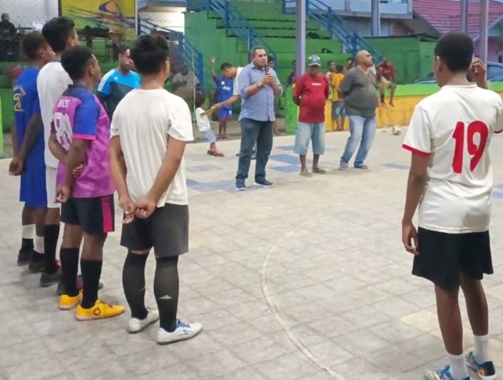 Ketua Asosiasi Futsal Kabupaten Teluk Bintun, Ronal Isir memberikan semangat dan motivasi kepada para pemain futsal yang lolos seleksi dan tidak lolos seleksi. Rabu (5/4/2023)