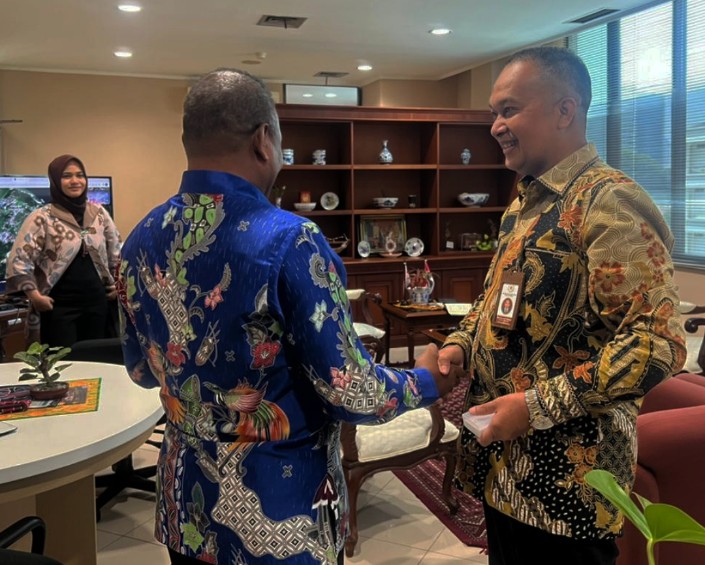 Bupati Teluk Bintuni Ir.Petrus Kasihiw, MT (batik biru) berjabat tangan dengan Staf Ahli Wakil Presiden Republik Indonesia Felix Wanggai di Jakarta, Rabu (5/4/2023)