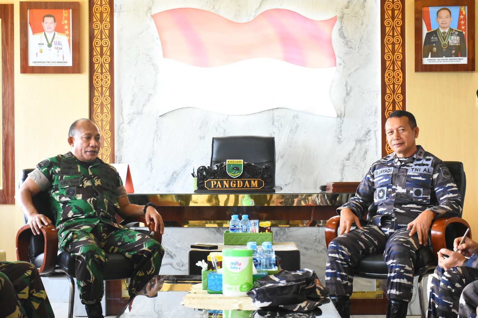 Pangdam XVIII/Kasuari Mayjen TNI Gabriel Lema, S.Sos., menerima kunjungan kerja yang dilaksanakan oleh Panglima Komando Armada (Pangkoarmada) III, Laksamana Muda TNI Rachmad Jayadi, M. Tr.(Han)., di Makodam XVIII/Kasuari, Arfai 1, Manokwari, Papua Barat, Rabu (31/5/2023).