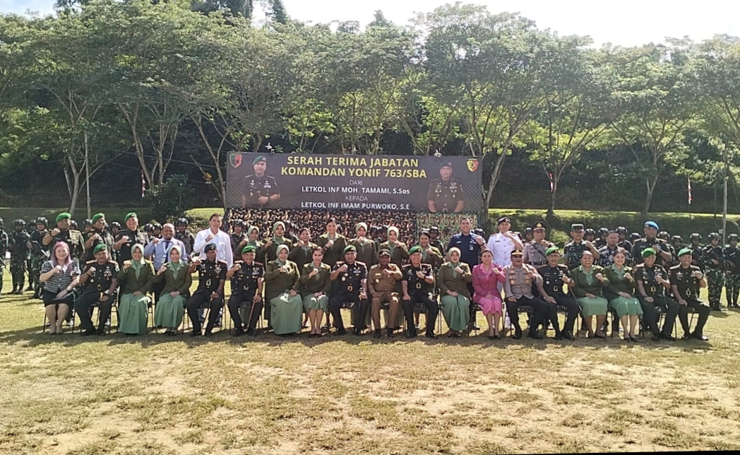 Foto bersama Bupati Teluk Bintuni Ir.Petrus Kasihiw, MT dengan pejabat Lama dan baru Danyonif 763/SBA , Kapolres Teluk Bintuni, Dandim 1806/TB , dan lainnya.