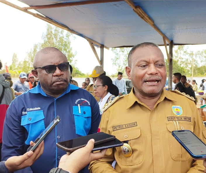 Bupati Teluk Bintuni Ir. Petrus Kasihiw, MT didampingi oleh Kepala Dinas Kesehatan Kabupaten Teluk Bintuni Frangky Dominggus Mobilala,SKM.,M.Kes saat diwawancarai oleh wartawan. Selasa (9/5/2023)