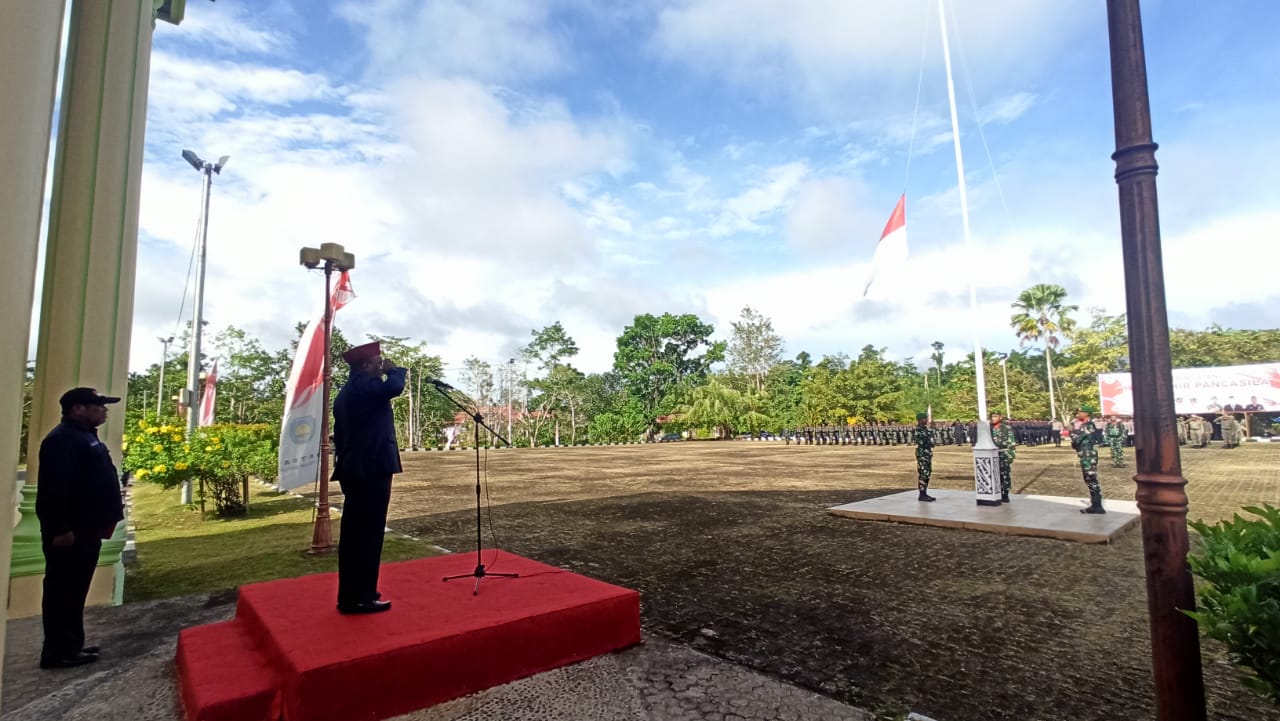 Bupati Kabupaten Teluk Bintuni Ir Petrus Kasihiw, MT pimpin upacara Hari Kelahiran Pancasila 1 Juni tahun 2023 di halaman kantor Bupati Teluk Bintuni.