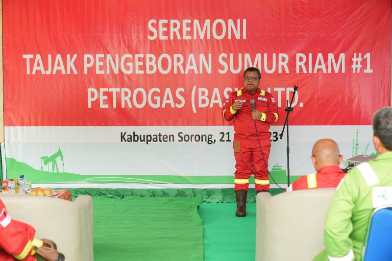 Dok: Wakil Kepala SKK Migas Nanang Abdul Manaf dalam menyampaikan arahan di lokasi Tajak Sumur Ekplorasi Riam-1, Walio Barat, Wilayah Kerja Kepala Burung, KKKS Petrogas (Basin), Kabupaten Sorong, Papua Barat Daya (22/7).