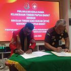Keterangan Gambar : Kanan, Kepala Kejaksaan Tinggi Dr. Harli Siregar SH.,M.Hum bersama Ketua Sekolah Tinggi Ilmu Hukum (STIH),Dr.Filep Wamafma,SH.,M.Hum.,C.L.A