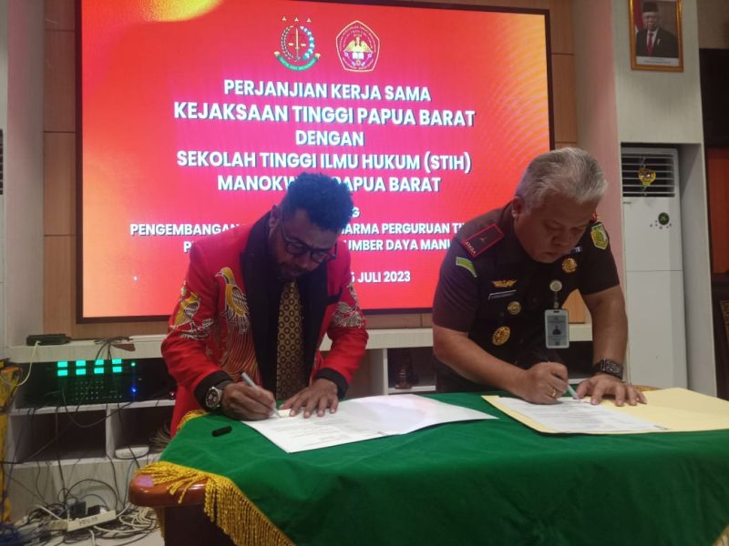 Keterangan Gambar : Kanan, Kepala Kejaksaan Tinggi Dr. Harli Siregar SH.,M.Hum bersama Ketua Sekolah Tinggi Ilmu Hukum (STIH),Dr.Filep Wamafma,SH.,M.Hum.,C.L.A
