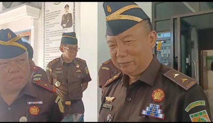 Sekretaris Jaksa Agung Muda Pembinaan (Sesjambin) Kejaksaan Agung RI ,DR.Mohamad Dhofir,SH,.MH saat bertemu awak media di Kejaksaan Negeri Manokwari, Rabu (26/7)
