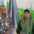 Ketua Bawaslu Teluk Bintuni, Sopiah Tokomodoran (kiri) didampingi Sekretaris Bawaslu Teluk Bintuni saat diwawancarai.