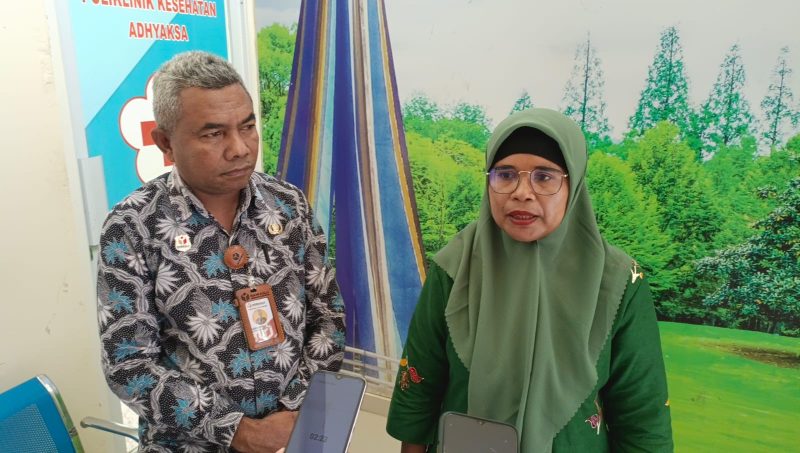 Ketua Bawaslu Teluk Bintuni, Sopiah Tokomodoran (kiri) didampingi Sekretaris Bawaslu Teluk Bintuni saat diwawancarai.