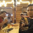 Ketua SIWO Papua Barat Periode 2023-2028, Adrian Kairupan (Kaos hitam) , foto bersama dengan wartawan Mediaprorakyat.com, Kadate & Gardapapua.com