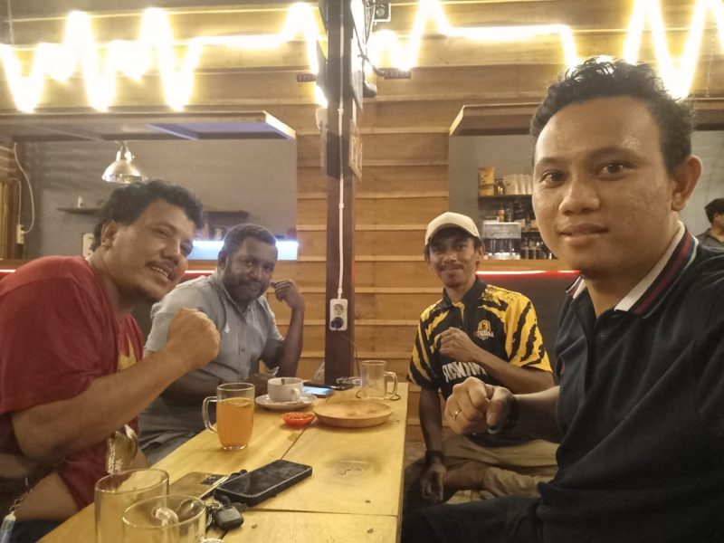Ketua SIWO Papua Barat Periode 2023-2028, Adrian Kairupan (Kaos hitam) , foto bersama dengan wartawan Mediaprorakyat.com, Kadate & Gardapapua.com