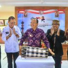 POSE BERSAMA: Gubenur Bali Wayan Koster (tengah berdiri) usai membuka Musprov I SMSI Bali, Jumat (25/8/2023).
