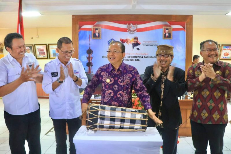 POSE BERSAMA: Gubenur Bali Wayan Koster (tengah berdiri) usai membuka Musprov I SMSI Bali, Jumat (25/8/2023).
