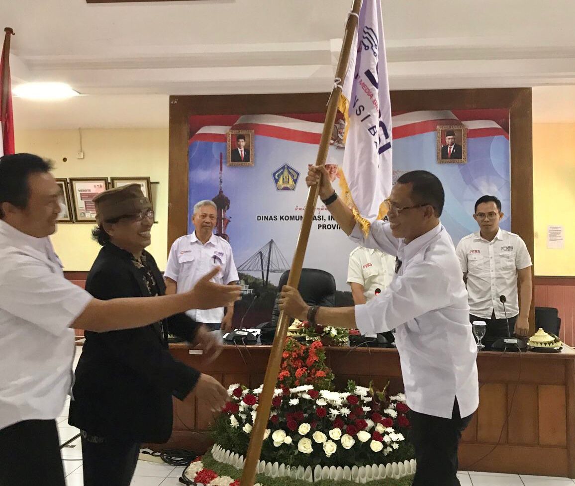 AKLAMASI: Emanuel Dewata Oja (Edo) (kanan) menerima pataka SMSI dari Waketum SMSI Pusat Yono Hartono, Jumat (25/8/2023).