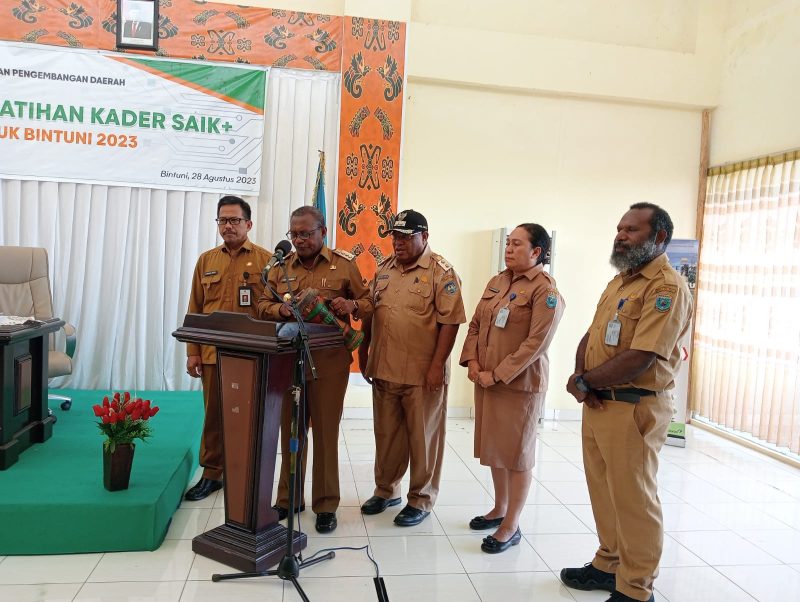 Bupati Teluk Bintuni Petrus Kasihiw didampingi Wakil Bupati Matret Kokop Buka Workshop dan Pelatihan Sistem Administrasi Informasi Kelurahan/Kampung SAIK + Tahun 2023 di Gedung WCC , Bintuni. 