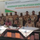 Dalam Konferensi Pers, Bupati Petrus Kasihiw yang didampingi Wakil Bupati, jajaran kepala OPD dan Kepala Distrik, serta Kepala Bappeda dan DPMK Papua Barat.