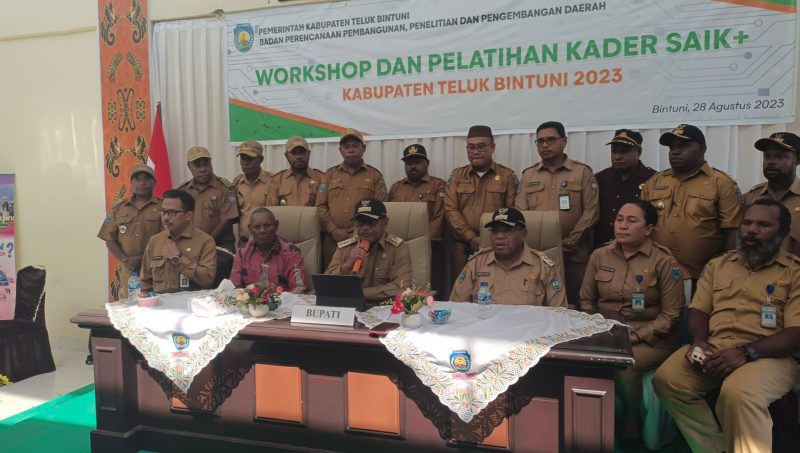Dalam Konferensi Pers, Bupati Petrus Kasihiw yang didampingi Wakil Bupati, jajaran kepala OPD dan Kepala Distrik, serta Kepala Bappeda dan DPMK Papua Barat.