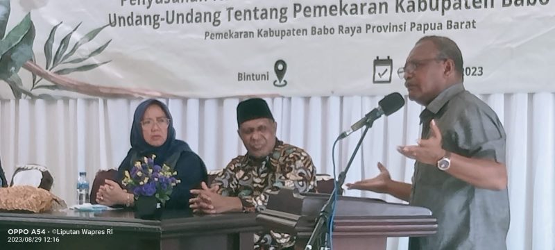Bupati Teluk Bintuni memberikan sambutan dalam kegiatan FGD II Pemekaran Kabupaten Teluk Bintuni di WCC (29/8) 