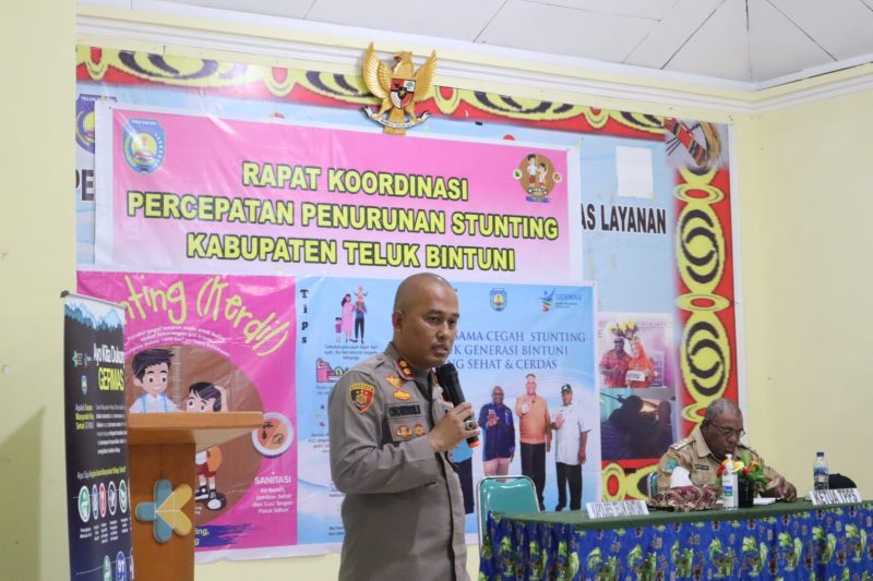 AKBP. Choiruddin Wachid menyampaikan inovasi Si Pesta pada rapat koordinasi yang dihadiri oleh beberapa OPD yang berfokus pada isu stunting di Teluk Bintuni. (Foto:Istimewa) 
