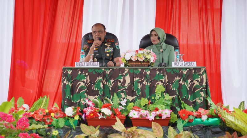 Pangdam XVIII/Kasuari, Mayjen TNI Ilyas Alamsyah, S.E., M.Tr.(Han)., CGCAE., 
bersama Ketua Persit KCK Daerah XVIII/Kasuari, Ny. Vera Ilyas Alamsyah saat Kuker di Sorong. 