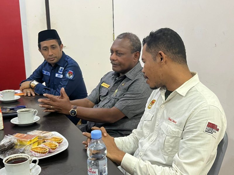 Bupati Teluk Bintuni (tengah) bersama ketua KPU Teluk Bintuni dan Sekertaris KPU Teluk Bintuni (Baju Biru). 