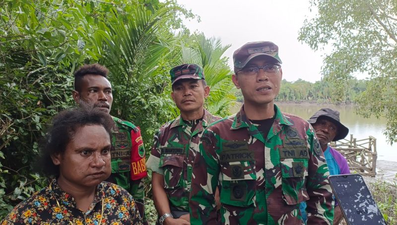 Dandim 1806/TB saat diwawancarai awak media, didampingi Danramil 1806-01 Bintuni, Kepala Kampung Masina dan Babinsa Kampung Masina, Rabu (30/8) 