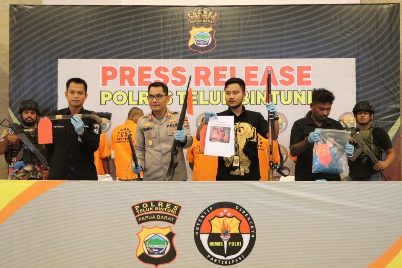 Tampak dalam gambar , Ipda Teguh Aji Nugroho Kasihumas polres Teluk Bintuni, AKP Sakaria Tampo Kabag Ops Polres Teluk Bintuni, Iptu Tomi Samuel Marbun Kasat Reskrim Polres Teluk Bintuni , bersama personil Sat Reskrim Polres Teluk Bintuni , serta barang bukti dan para tersangka. 

